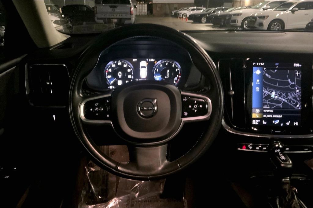 Used 2022 Volvo V60 T5 Cross Country image 5