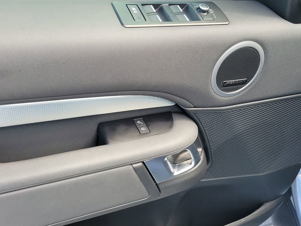 Used 2020 Land Rover Discovery Landmark image 24