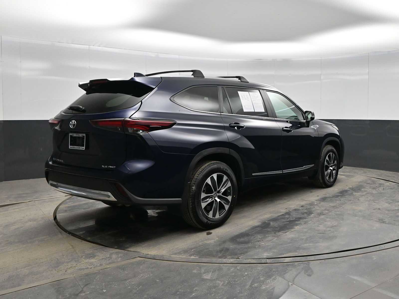 Used 2024 Toyota Highlander XLE image 7