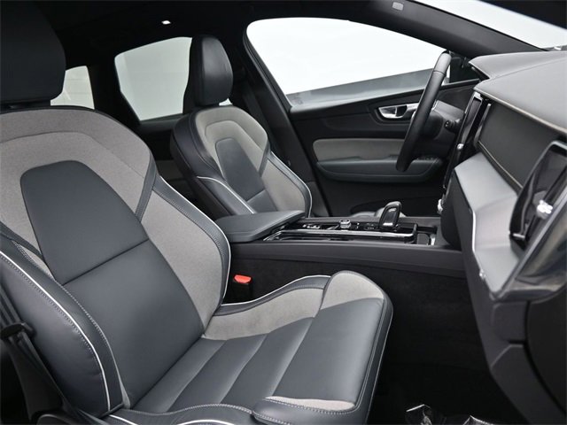 Used 2022 Volvo XC60 B6 R-Design w/ Protection Package Premier image 33