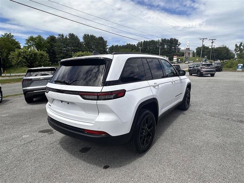 Used 2025 Jeep Grand Cherokee Altitude AWD/4WD image 5