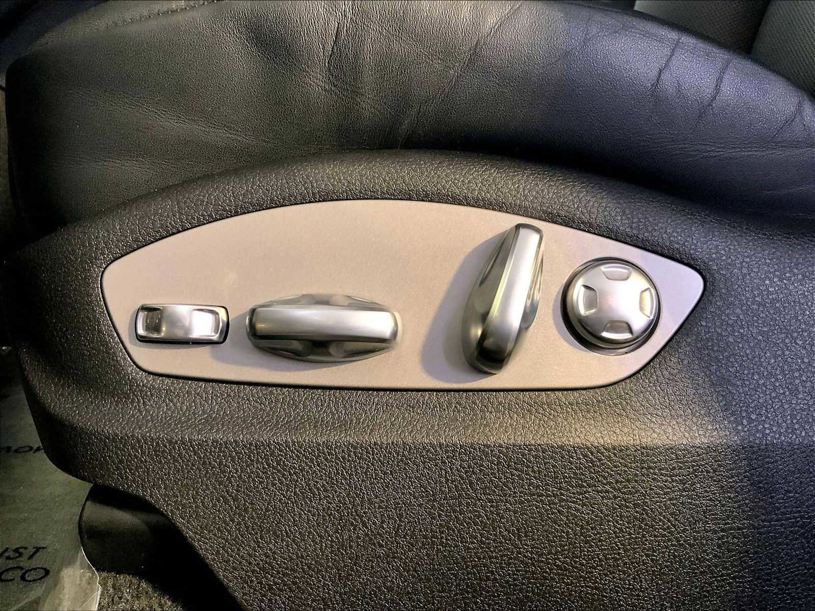 Certified 2025 Porsche Macan image 39
