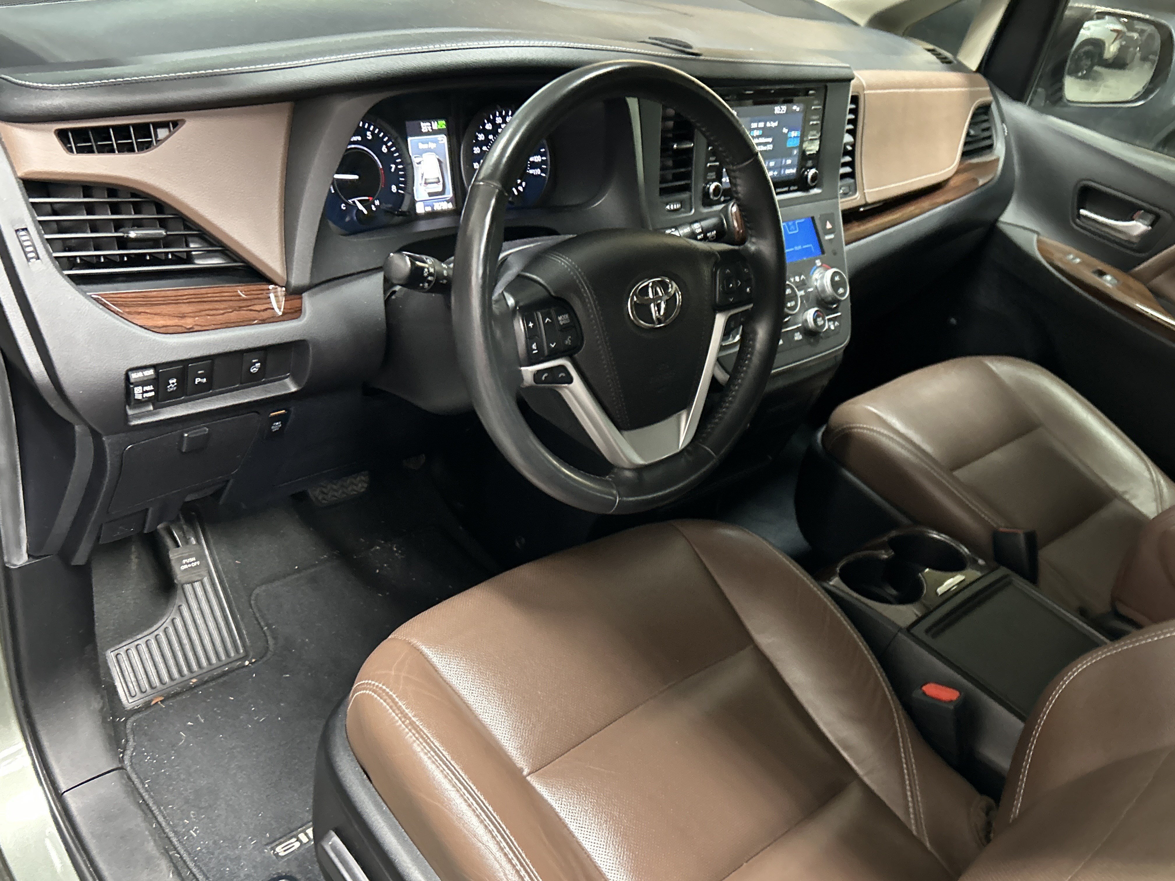 Used 2020 Toyota Sienna Limited FWD image 9