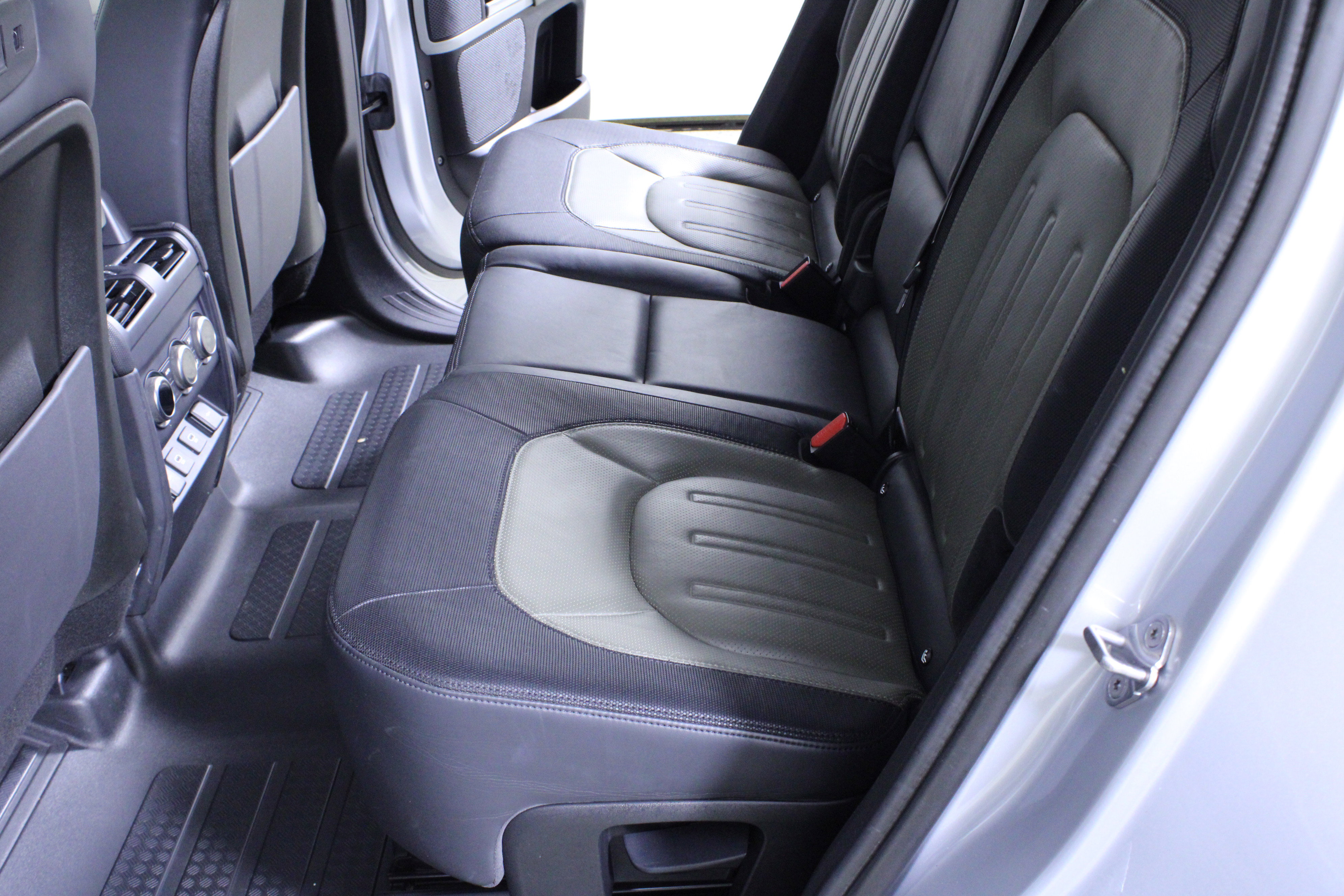 Used 2021 Land Rover Defender 110 X-Dynamic HSE image 12