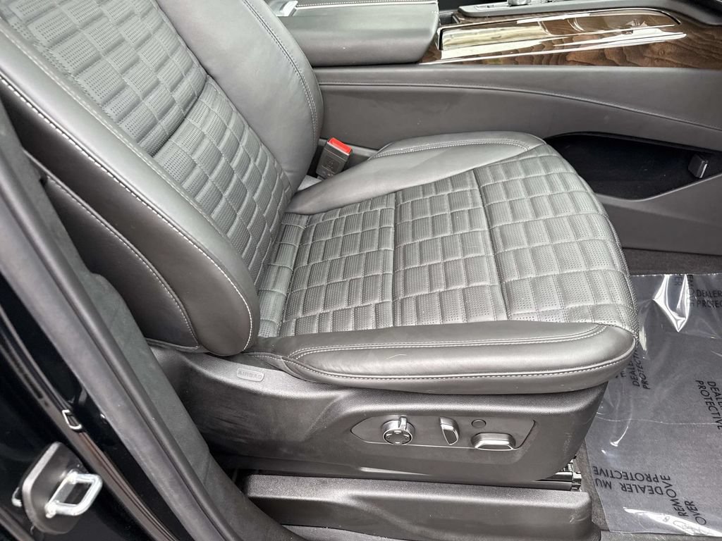 Used 2024 Cadillac Escalade ESV Sport Platinum w/ LPO, ONYX Package AWD/4WD image 28