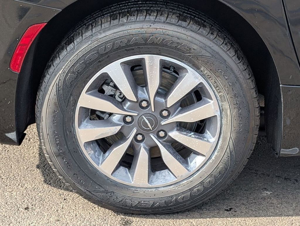 Used 2023 Chrysler Pacifica Touring-L image 16