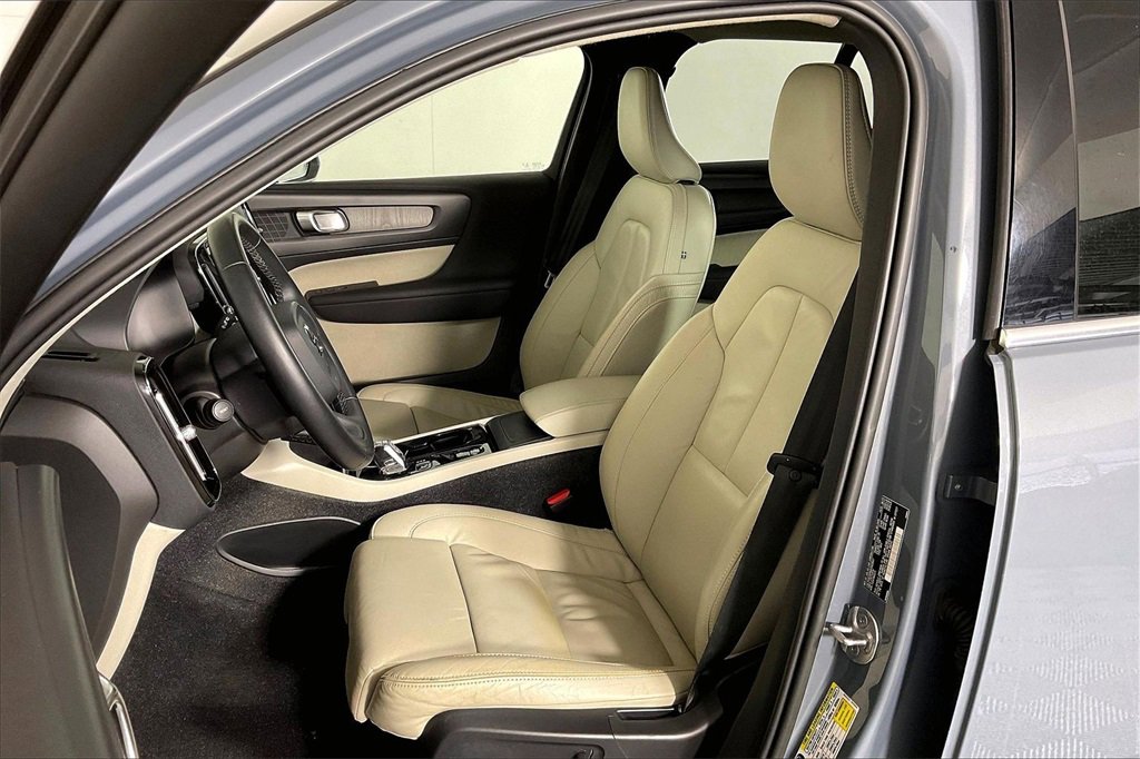 Used 2023 Volvo XC40 B4 Plus w/ Driver Assist Package image 24