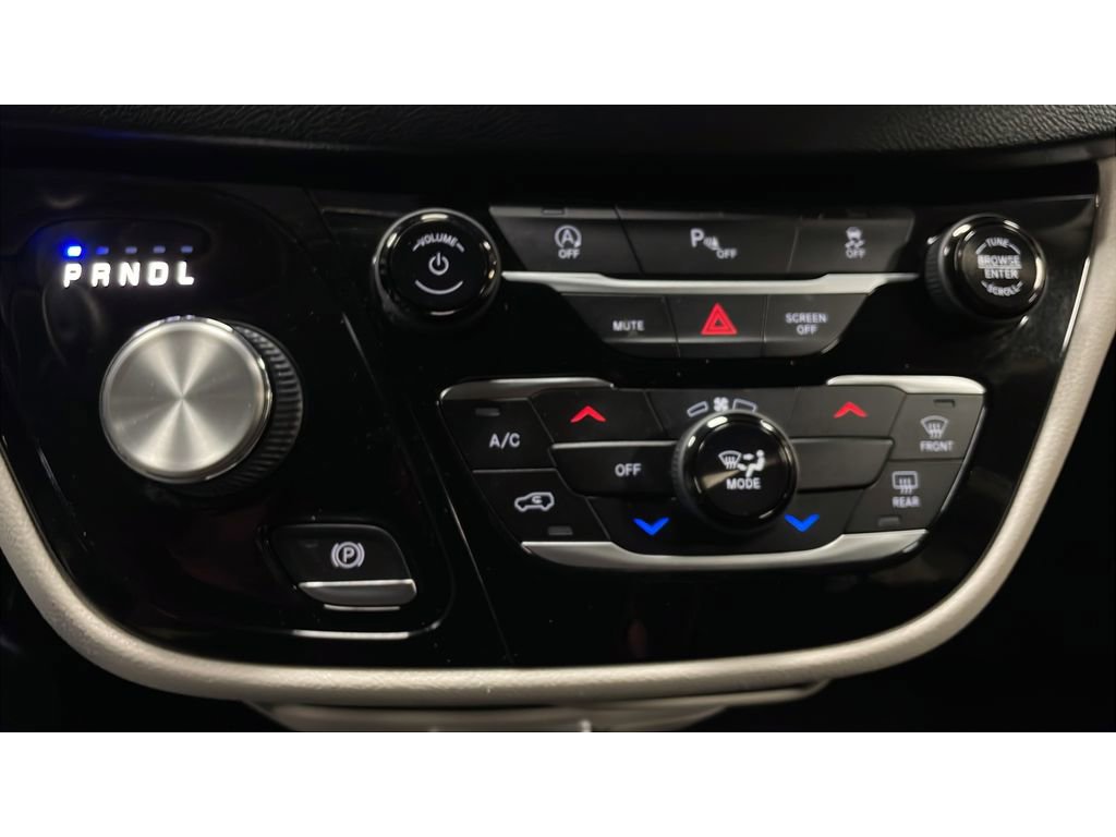 Used 2020 Chrysler Voyager LX FWD image 13