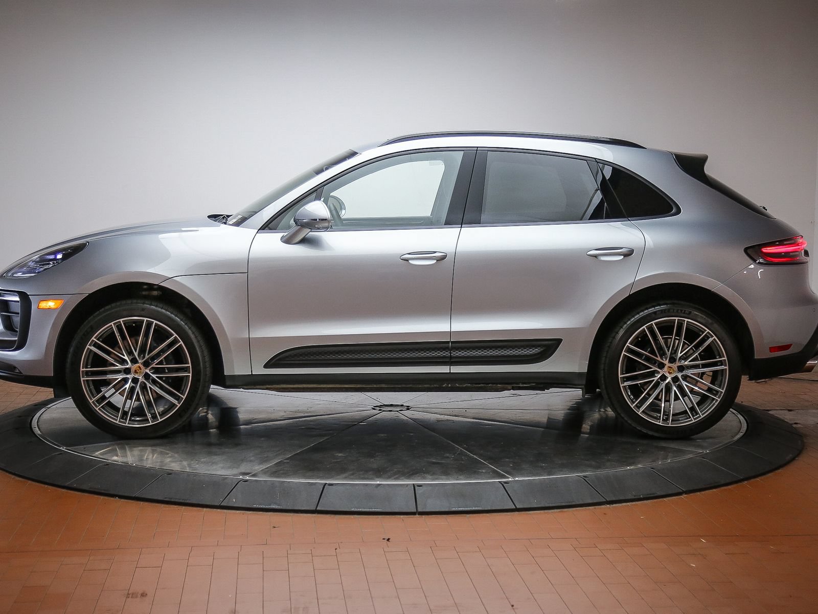 Certified 2026 Porsche Macan AWD/4WD image 2