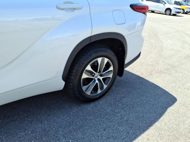 Used 2023 Toyota Highlander XLE AWD/4WD image 5