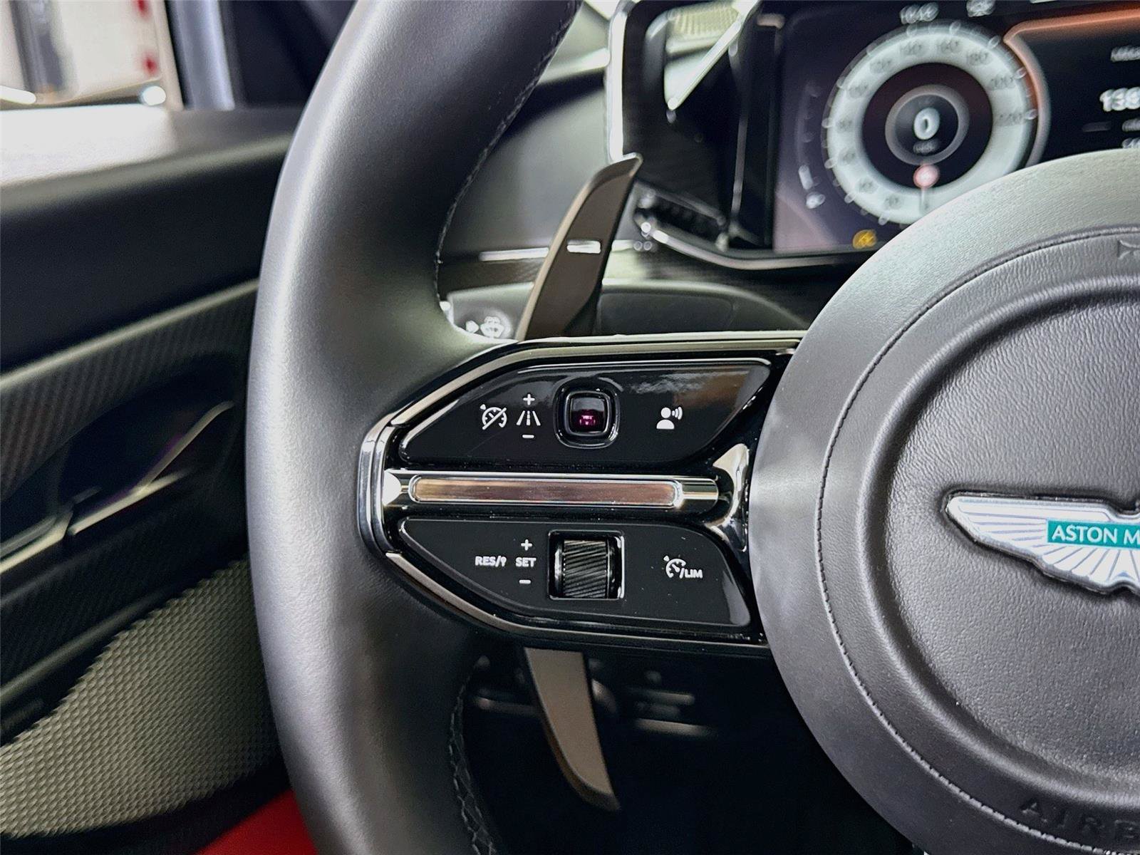 Used 2025 Aston Martin Vanquish RWD image 22