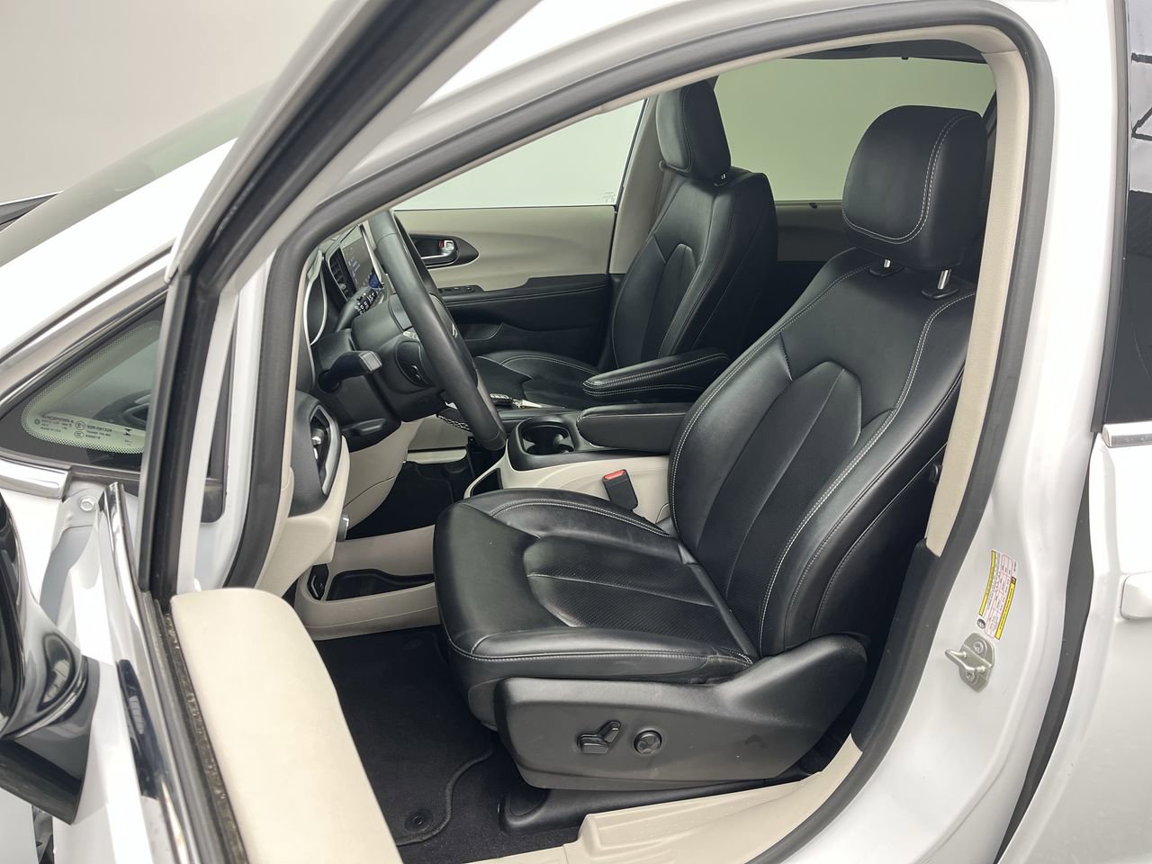 Used 2024 Chrysler Pacifica Touring-L FWD image 9