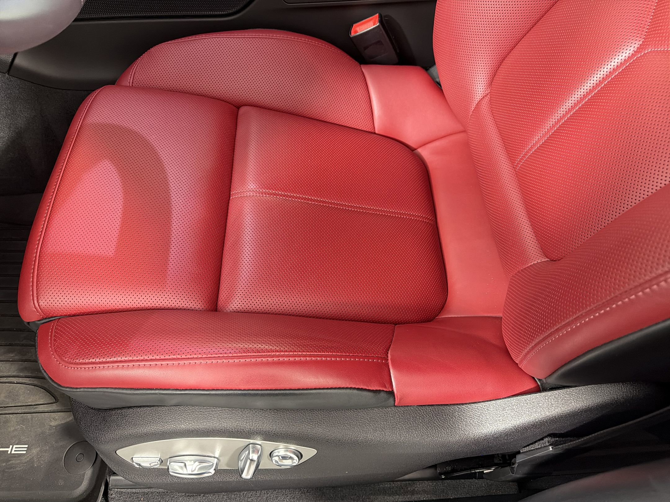 Certified 2025 Porsche Macan image 14