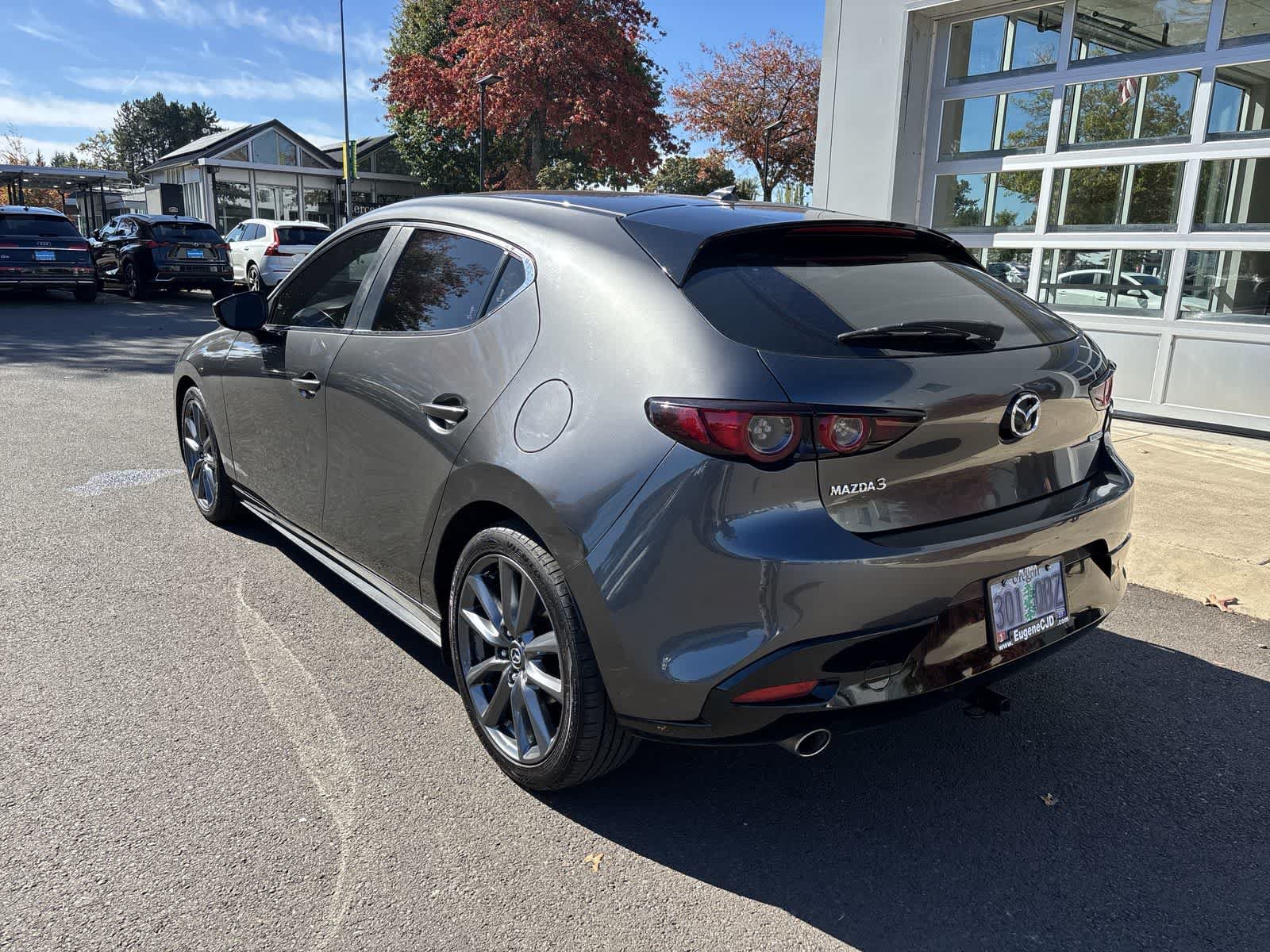 Used 2019 MAZDA MAZDA3 Hatchback w/ Preferred Package FWD image 3