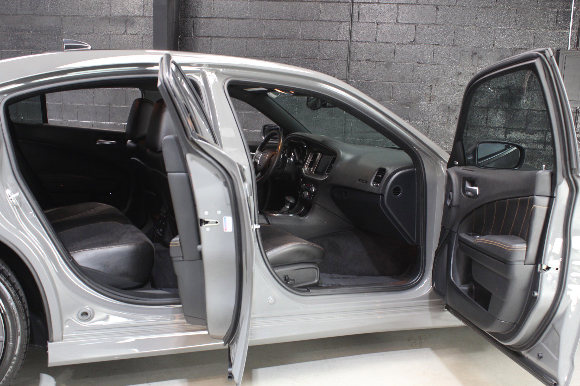 Used 2018 Dodge Charger R/T RWD image 34