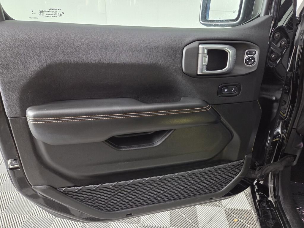 Used 2025 Jeep Wrangler Unlimited Sahara w/ Safety Group AWD/4WD image 23