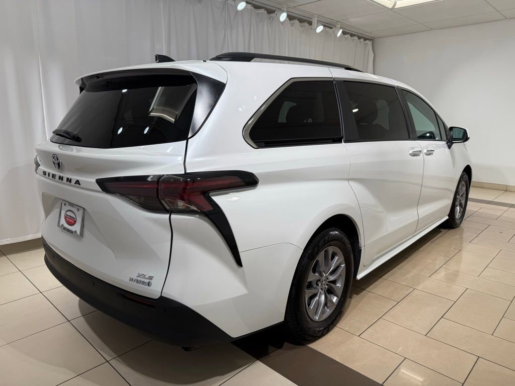 Certified 2024 Toyota Sienna XLE image 5