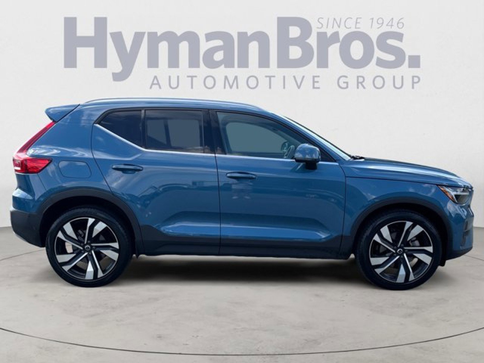Used 2023 Volvo XC40 B5 Plus w/ Driver Assist Package image 2