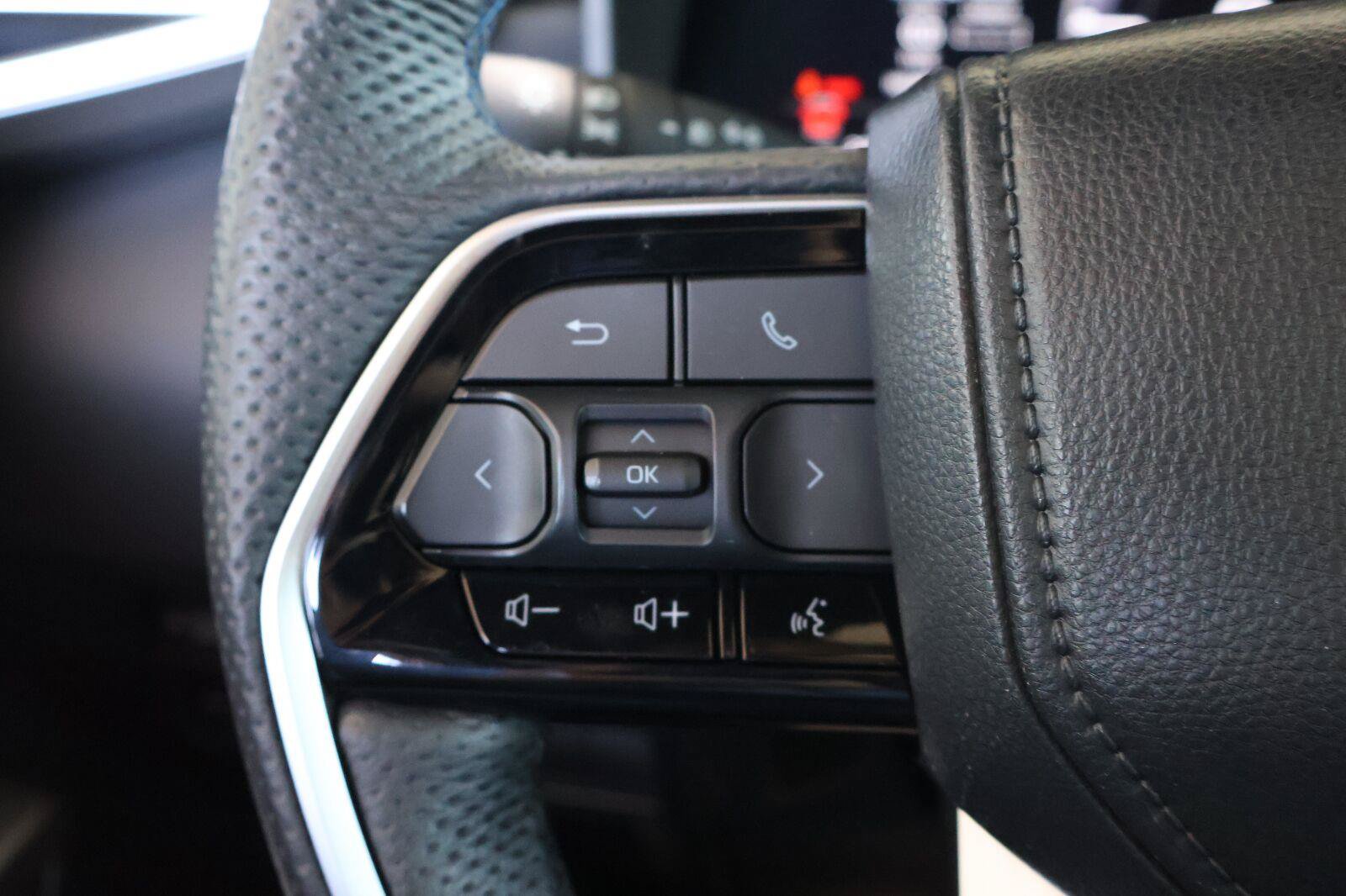 Used 2025 Toyota Sequoia Platinum AWD/4WD image 49