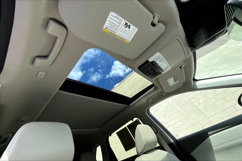 Used 2023 Nissan Rogue SL w/ SL Premium Package image 12