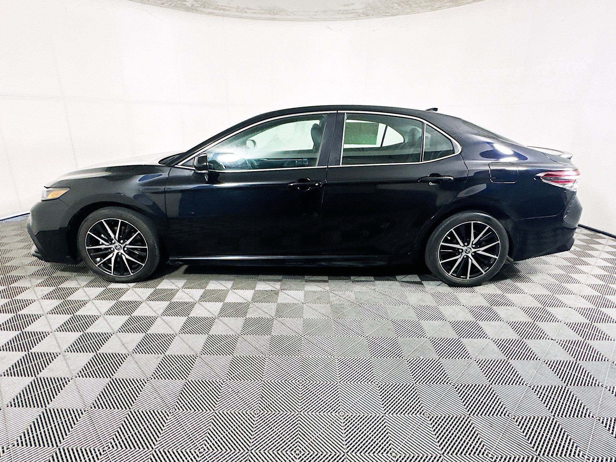 Used 2023 Toyota Camry SE FWD image 6