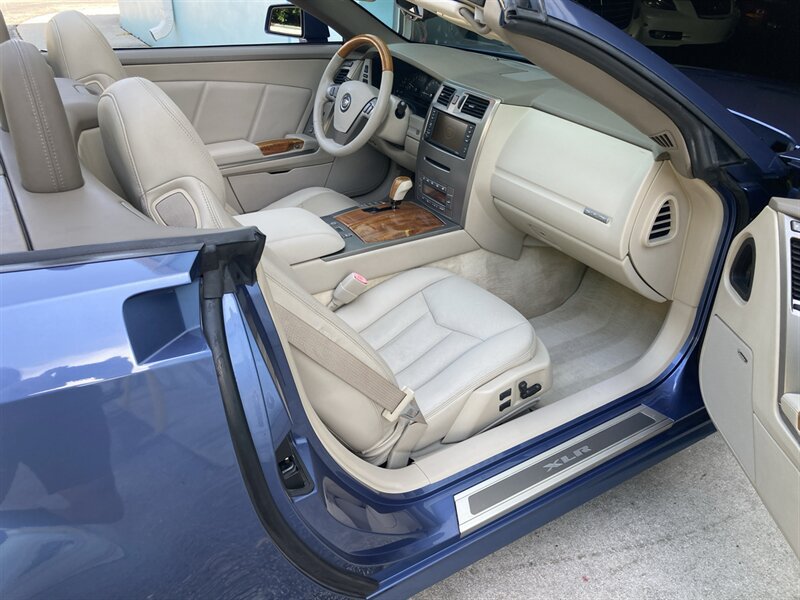 Used 2005 Cadillac XLR RWD image 17