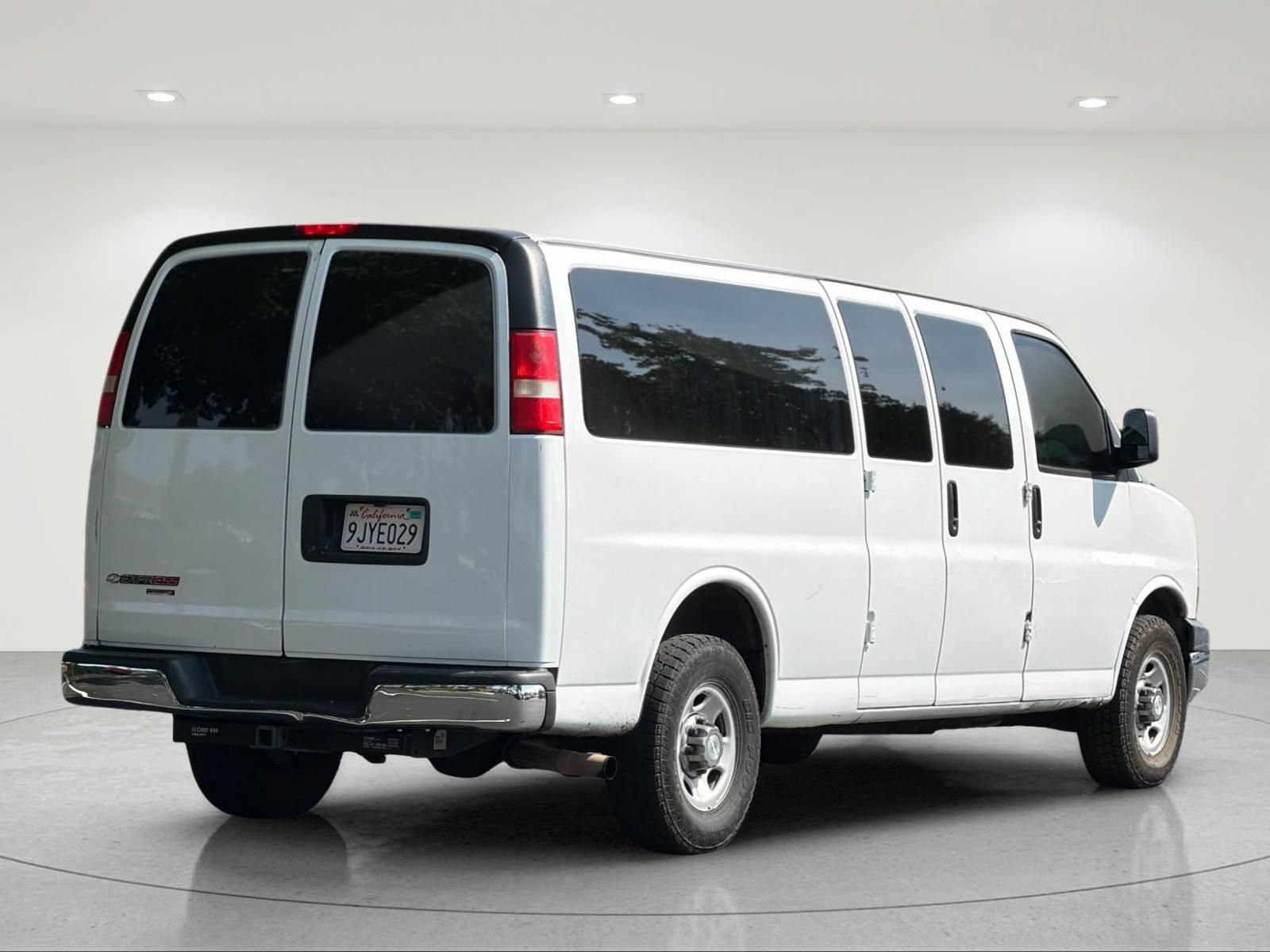 Used 2016 Chevrolet Express 3500 LT w/ LT Preferred Equipment Group RWD image 4