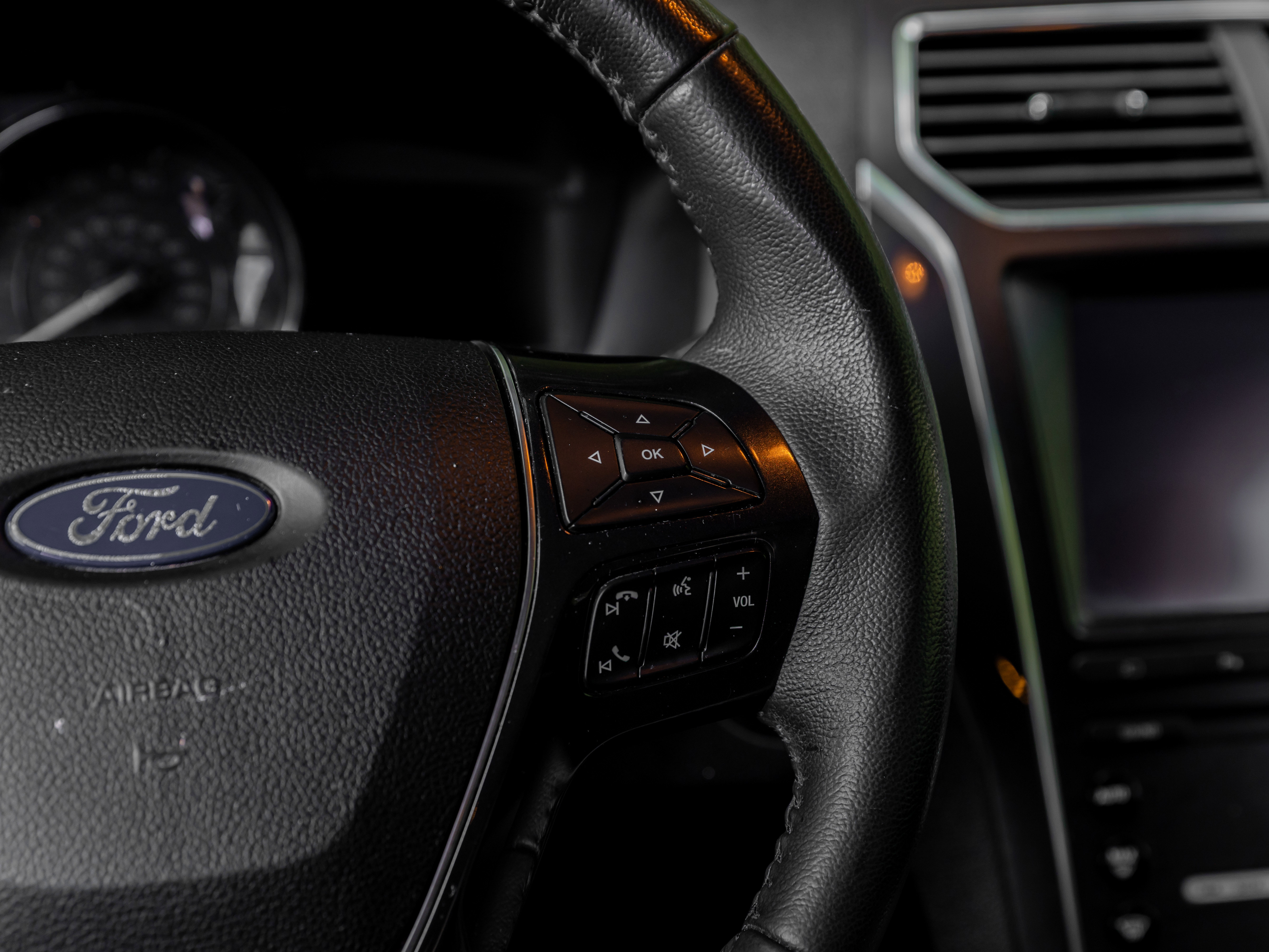 Used 2019 Ford Explorer Limited w/ Class III Trailer Tow Package image 8