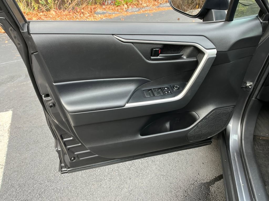 Used 2022 Toyota RAV4 LE image 11