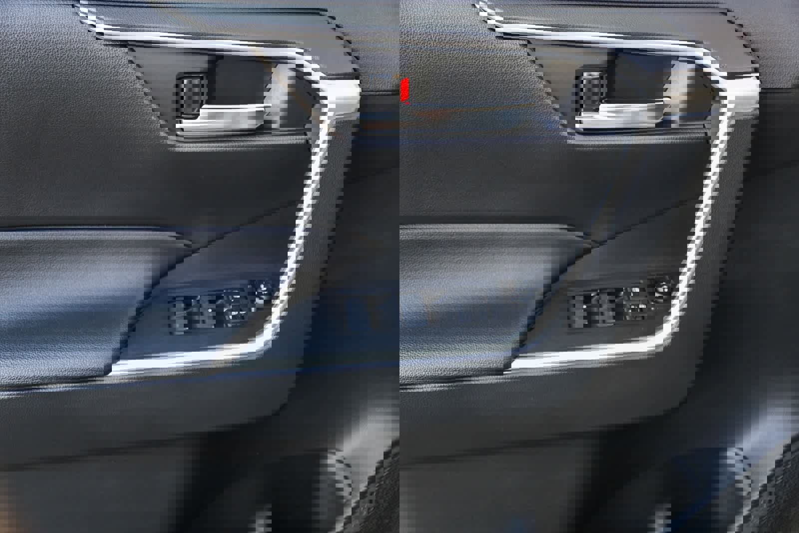 Used 2023 Toyota RAV4 XLE Premium image 17