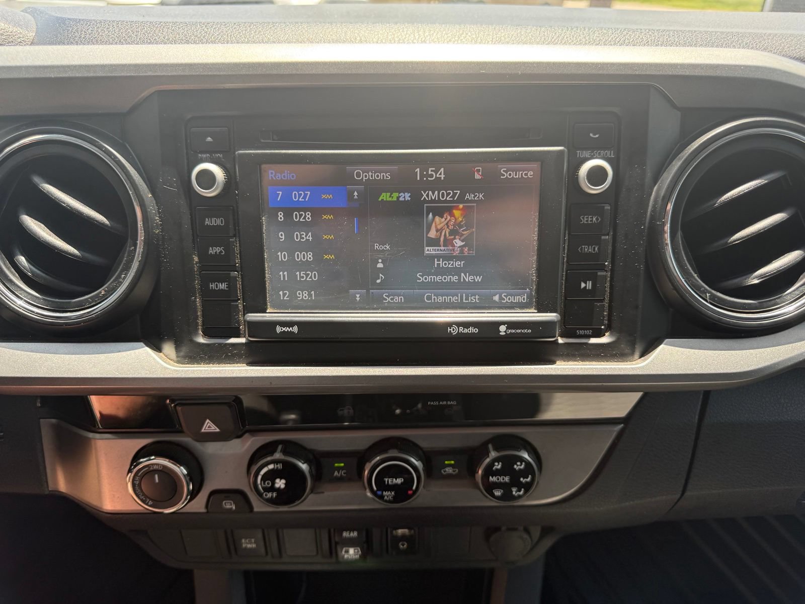 Used 2018 Toyota Tacoma SR5 AWD/4WD image 19