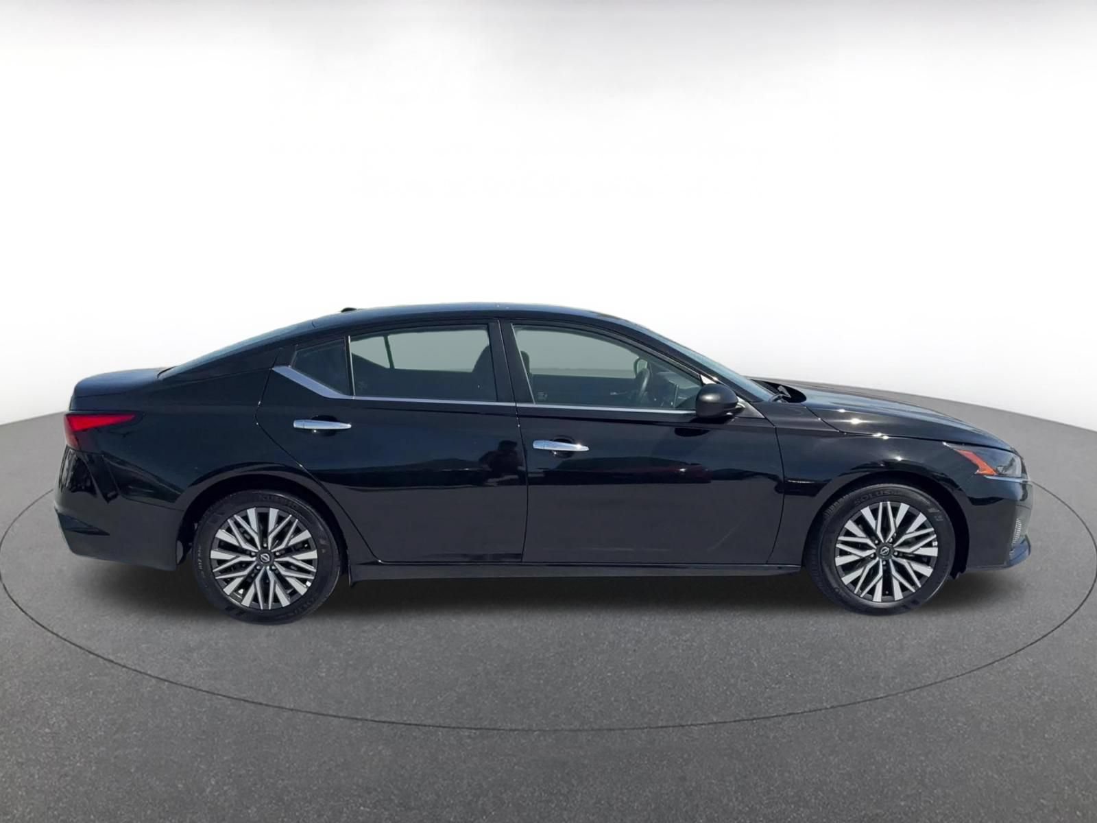 Used 2025 Nissan Altima 2.5 SV FWD image 15