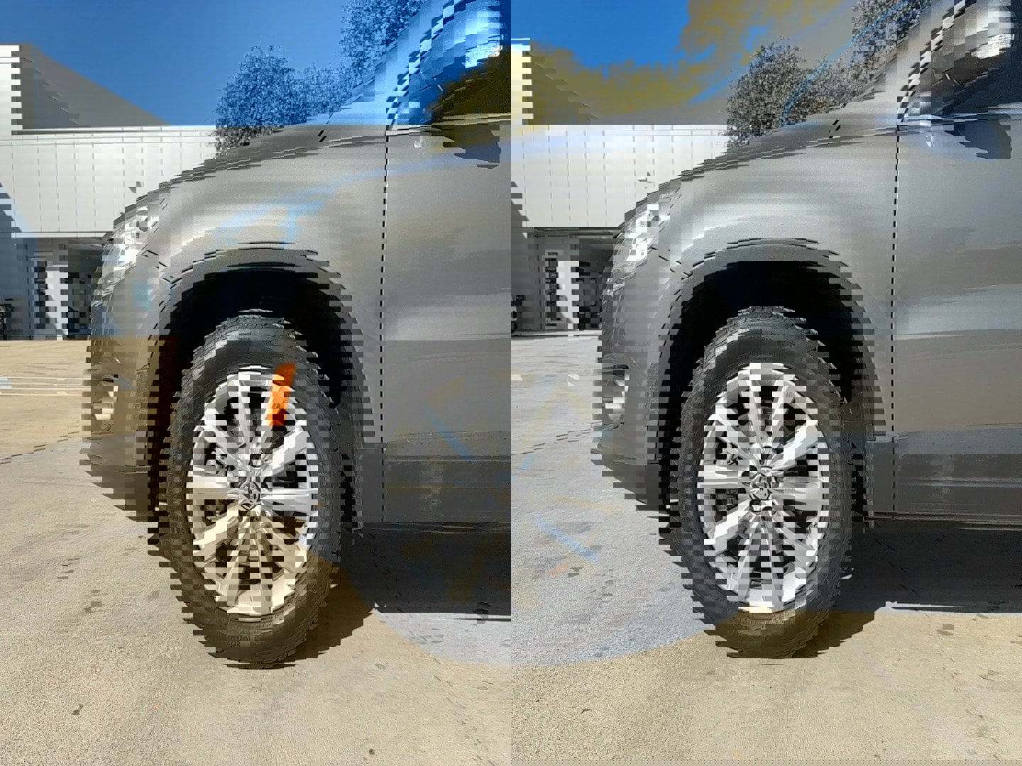 Used 2011 Volkswagen Tiguan SE image 11