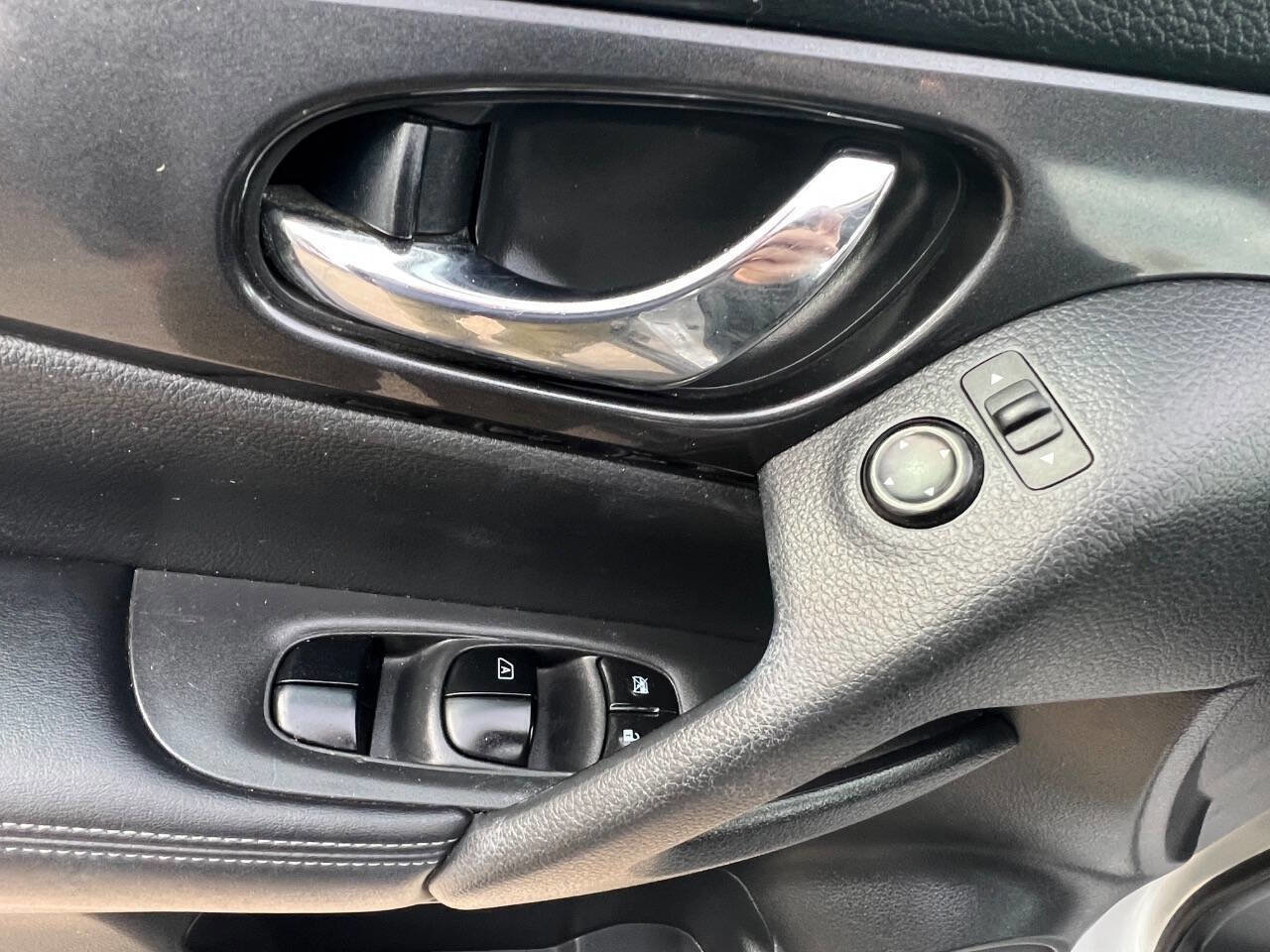 Used 2017 Nissan Rogue S FWD image 13