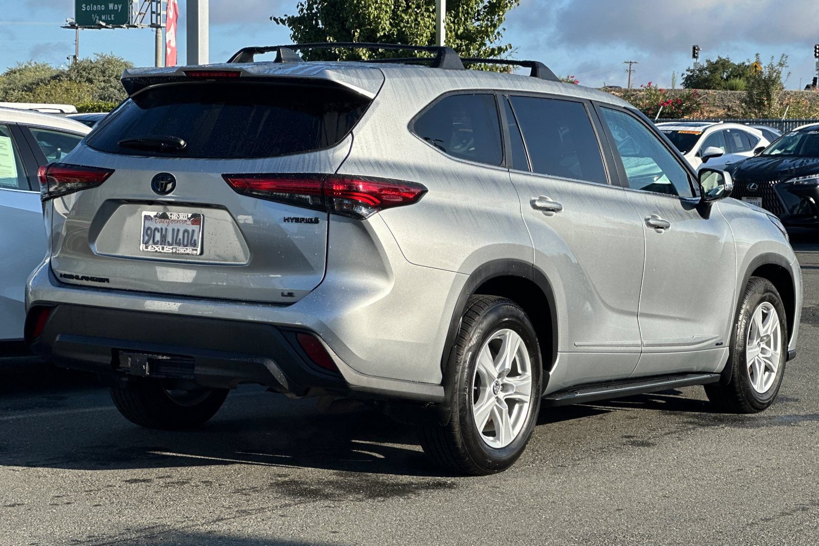 Used 2023 Toyota Highlander LE AWD/4WD image 4