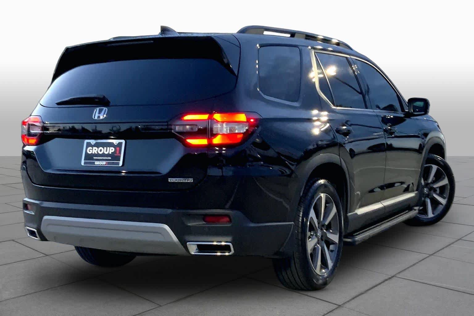 Used 2025 Honda Pilot Touring image 13