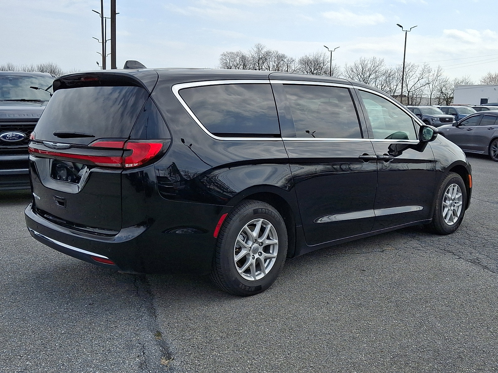 Used 2025 Chrysler Pacifica Select image 6