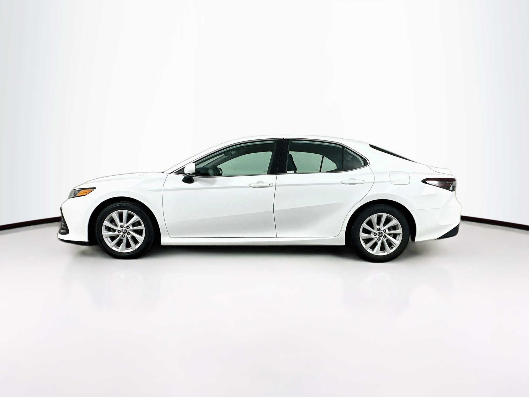 Used 2021 Toyota Camry LE FWD image 4