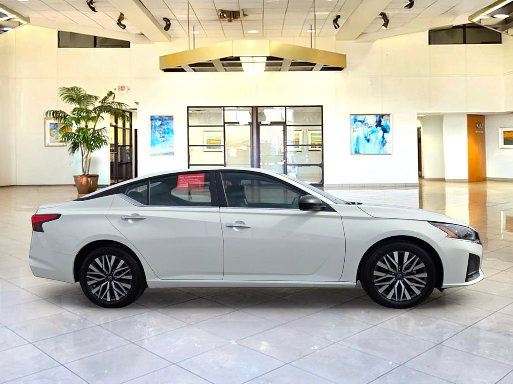 Certified 2025 Nissan Altima 2.5 SV FWD image 4