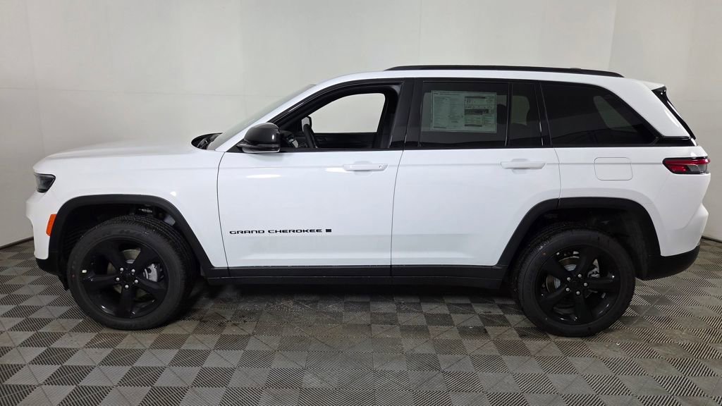 New 2025 Jeep Grand Cherokee Altitude image 4