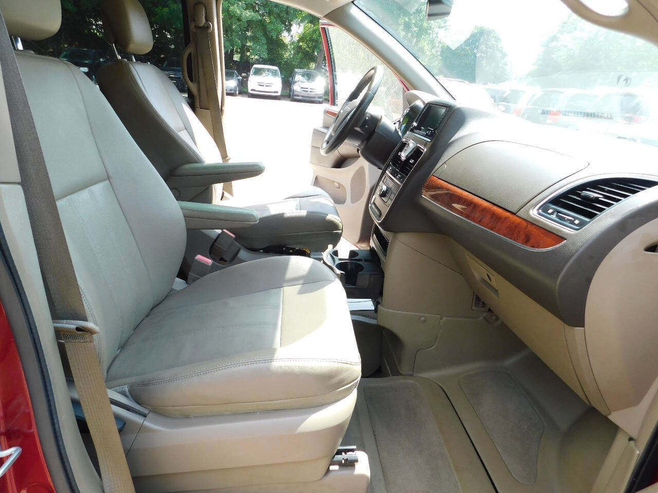 Used 2013 Chrysler Town & Country Touring image 24