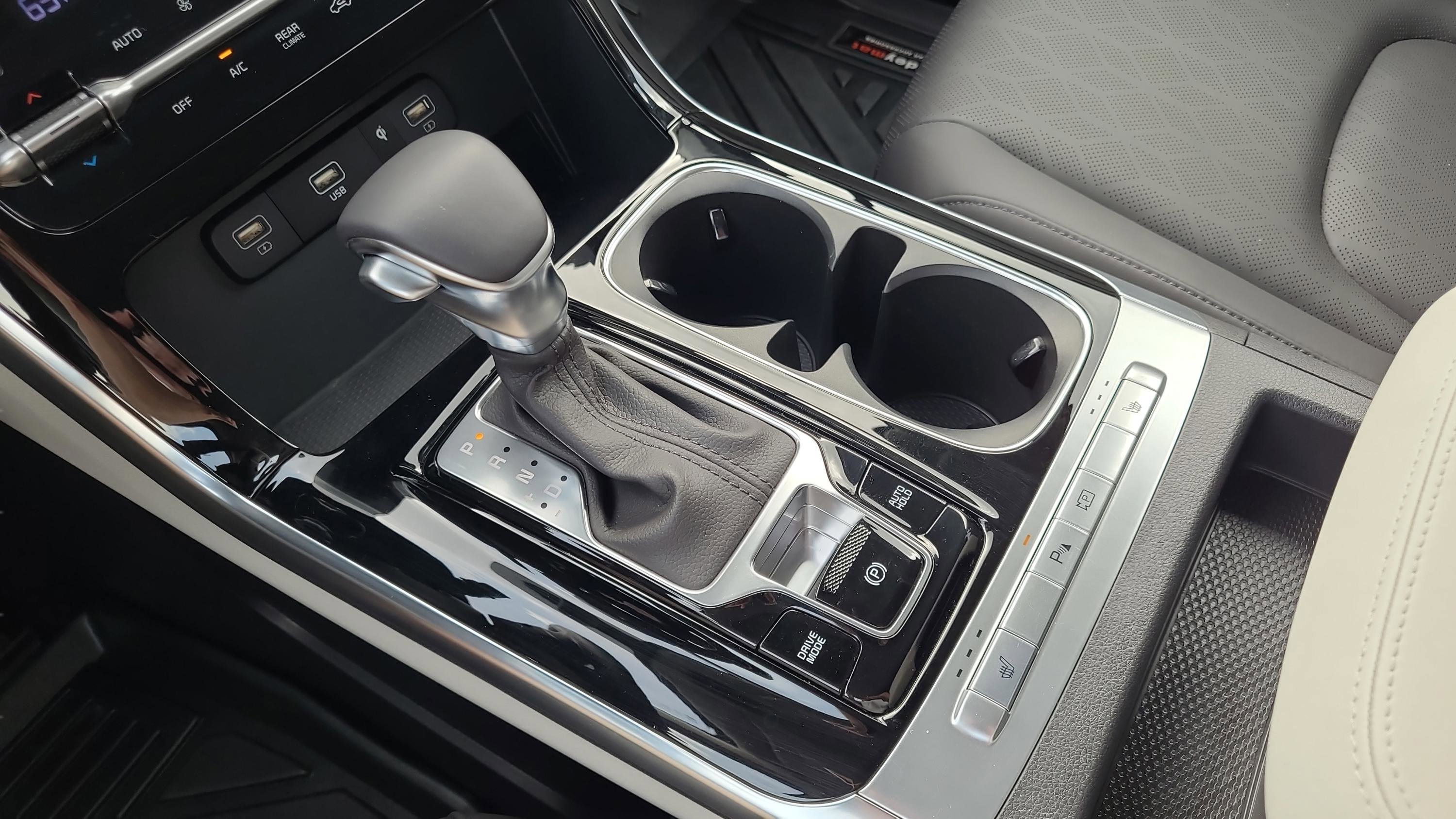 Used 2024 Kia Carnival EX image 11