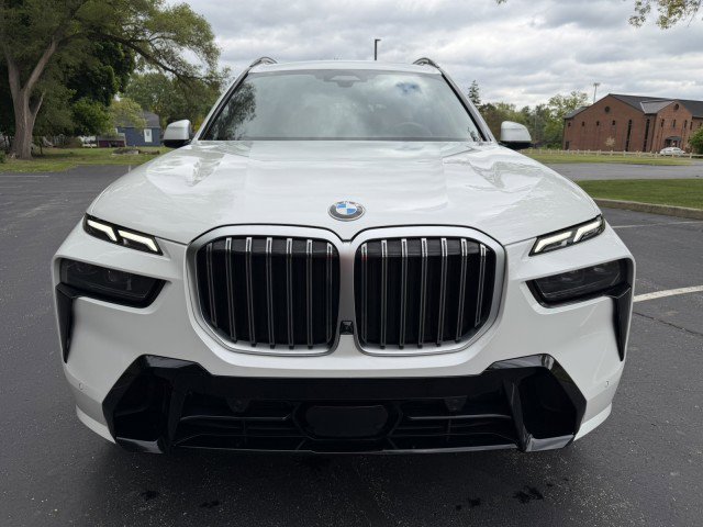 Used 2023 BMW X7 xDrive40i w/ M Sport Package AWD/4WD image 2