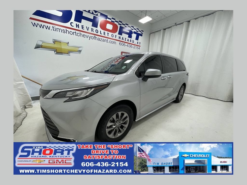 Used 2023 Toyota Sienna XLE FWD image 1