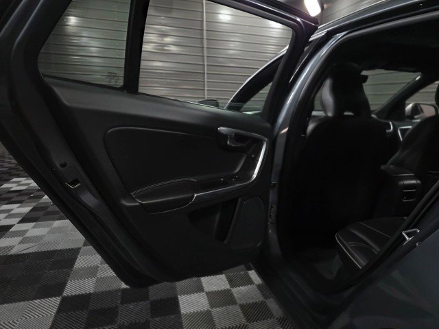 Used 2018 Volvo V60 T6 R-Design Platinum image 34