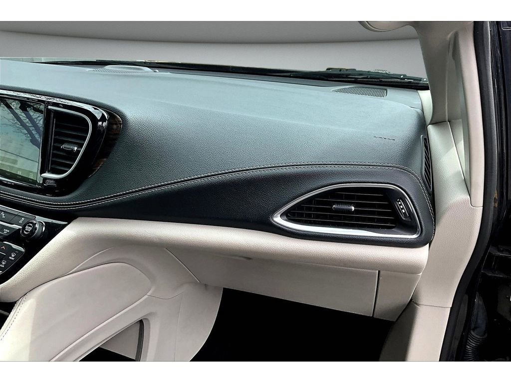 Used 2023 Chrysler Pacifica Limited image 17
