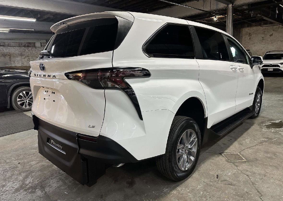 Used 2025 Toyota Sienna LE image 2