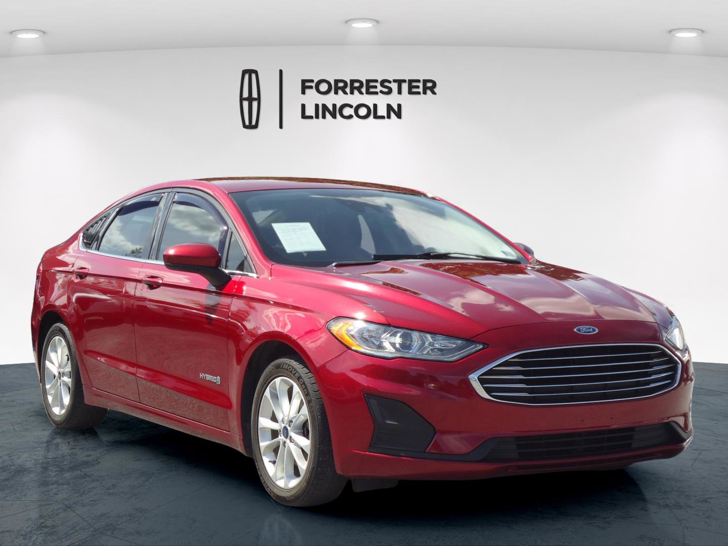 Used 2019 Ford Fusion SE FWD image 1