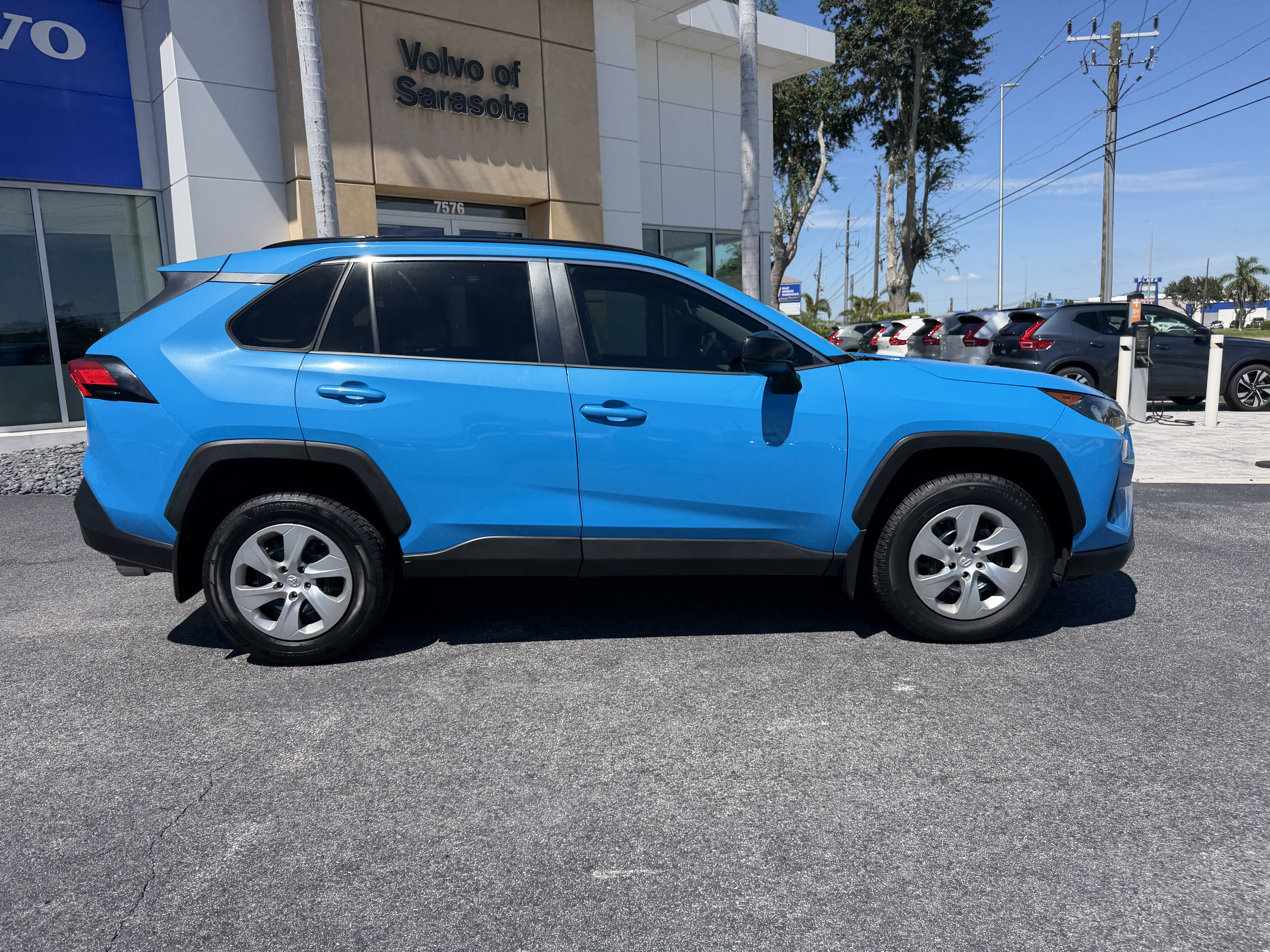 Used 2020 Toyota RAV4 LE FWD image 2