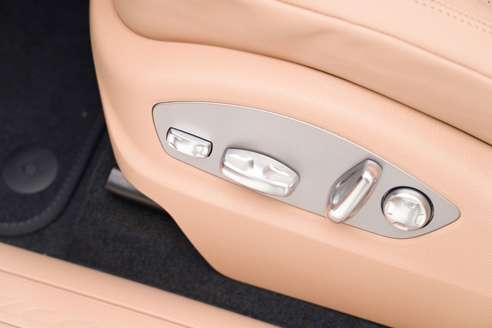 New 2026 Porsche Macan image 15